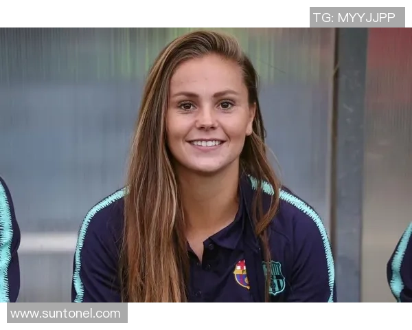 高清女足球星壁纸竖屏展示展现英姿飒爽与无畏精神的魅力瞬间